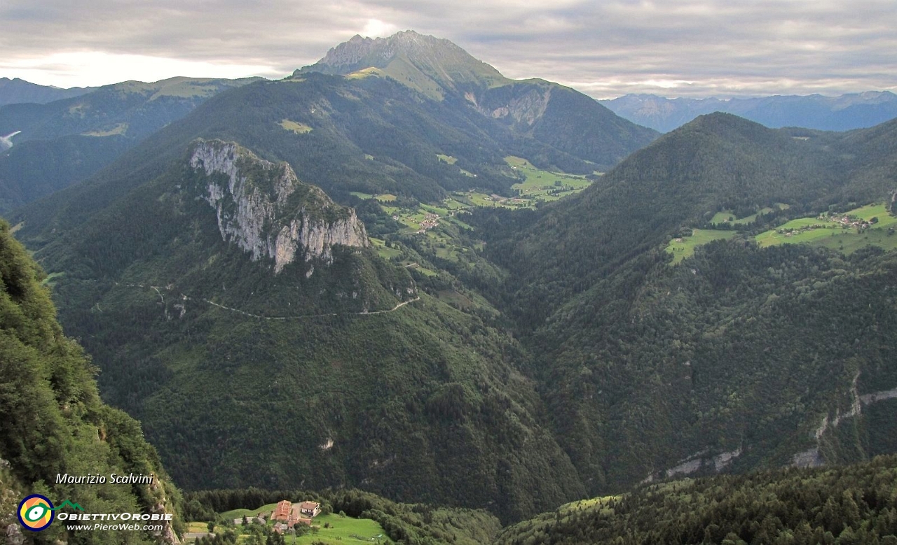 08 Dorsale panoramica anche verso la Valle Camonica....JPG